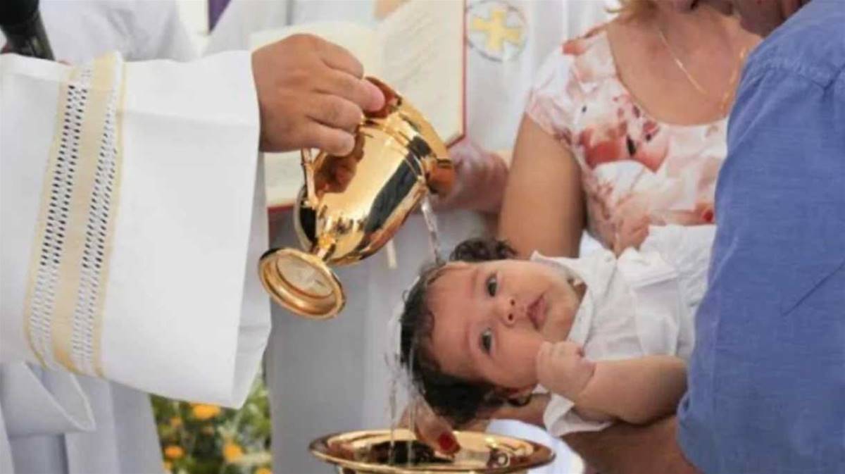 Por engano, padre batiza bebê de oito meses com ácido ao invés de água benta; 'Não acreditei'